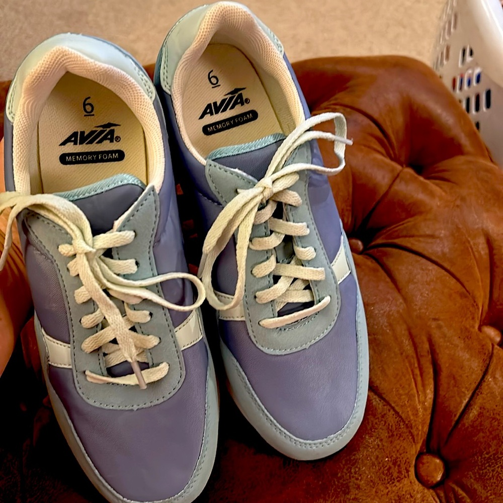 Women’s Size 6 Casual Sneakers